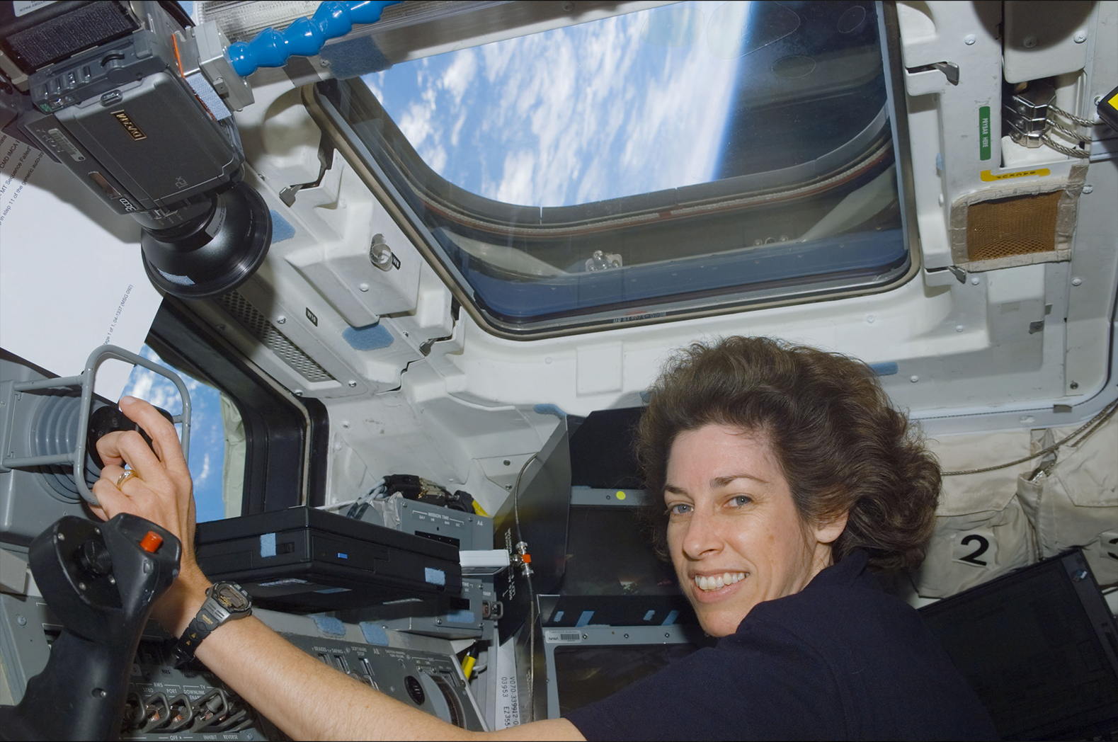 Про женщину в наса. Астронавт шаттл Джуди фото. Lady head Space pictures.